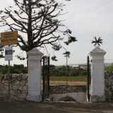 Il cancello d�ingresso della chiesa dello Spirito Santo � delimitato da due colonnine in pietra bianca. Superato il varco si scendono subito alcuni gradini...